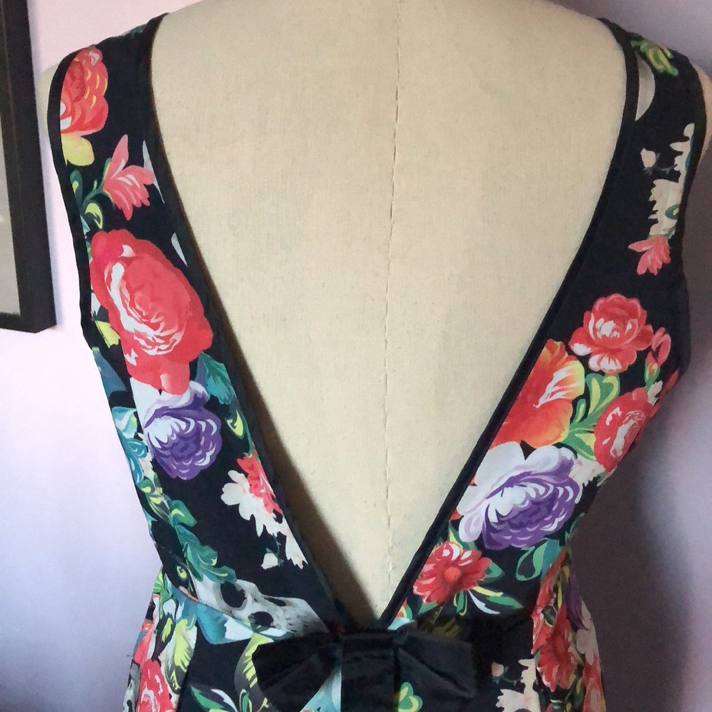 Cute floral & skulls dress. Low open back. - Picture 3 of 8